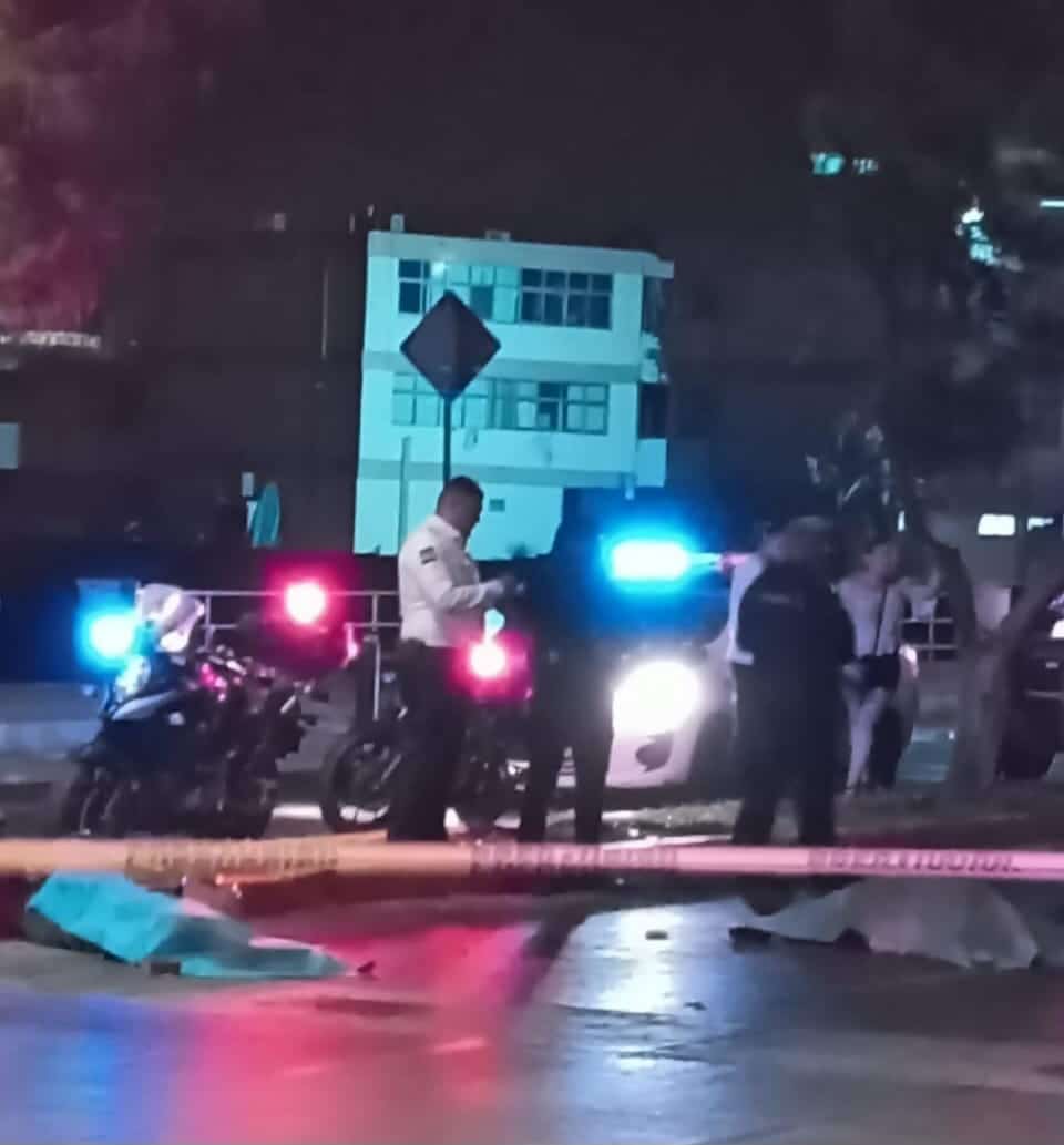 Agentes de tránsito en lugar de accidente de noche en Mazatlán