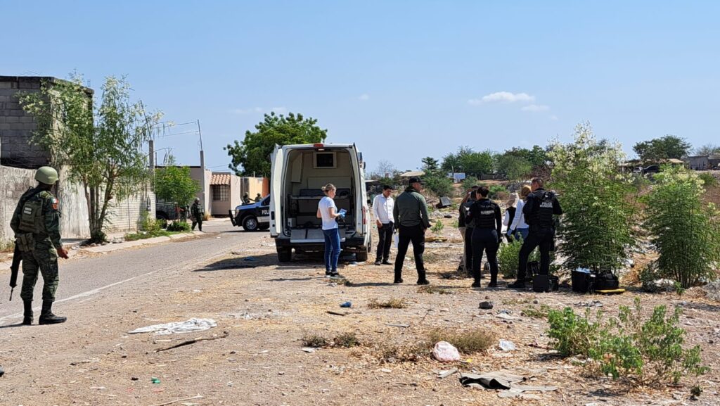 Agentes municipales y estatales hacen su trabajo de resguardo e investigación en el lugar de hallazgo