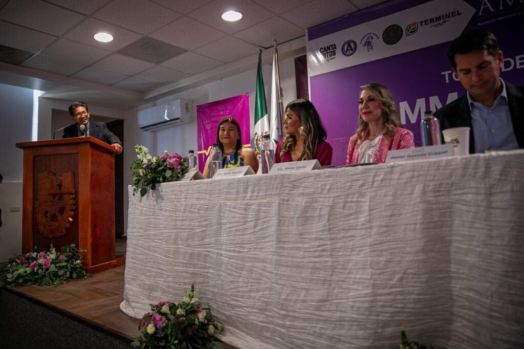 Alcalde Martín Ahumada Quintero durante el evento de la toma de protesta de Nubia Puentes Llanos como presidenta de AMMJE Guasave