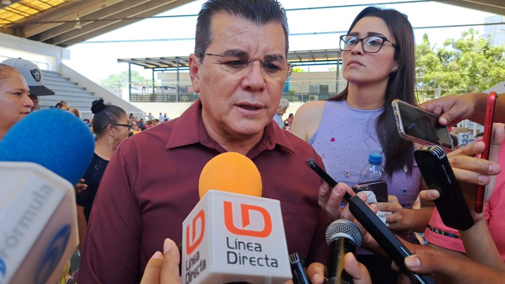 Alcalde de Mazatlán brinda apoyo a viajeros afectados por cierre del Aeropuerto de Culiacán
