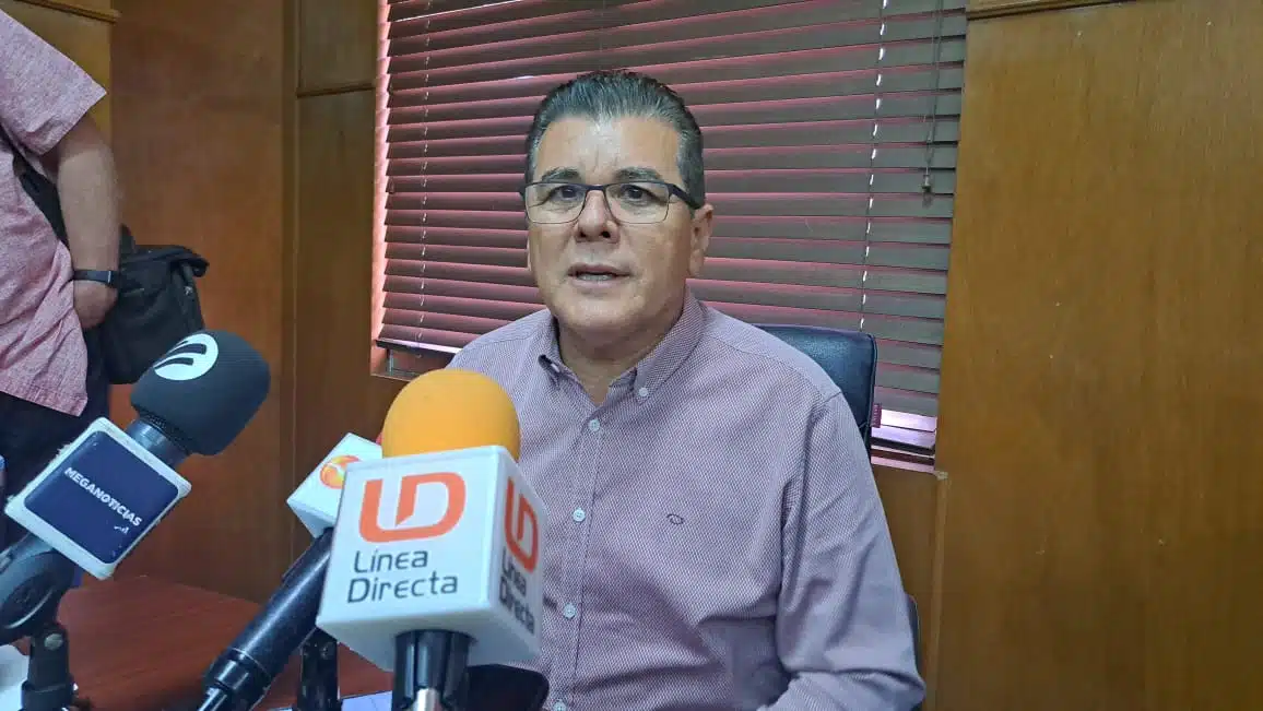 El alcalde de Mazatlán Édgar González Zataráin en entrevista con medios de comunicación