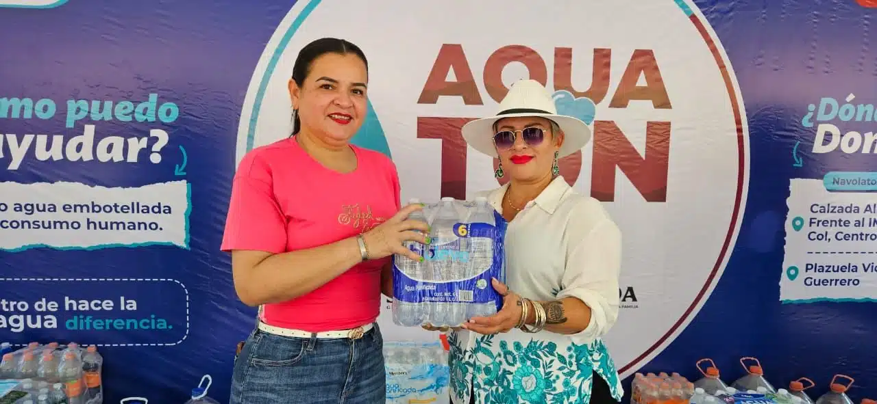 Alcaldesa de Navolato Margoth Urrea Pérez acompañada de una persona que dona agua embotellada