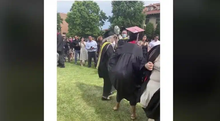 ¡Frente a todos! Alumna y maestra casi terminan a golpes en plena graduación ¿Qué pasó?