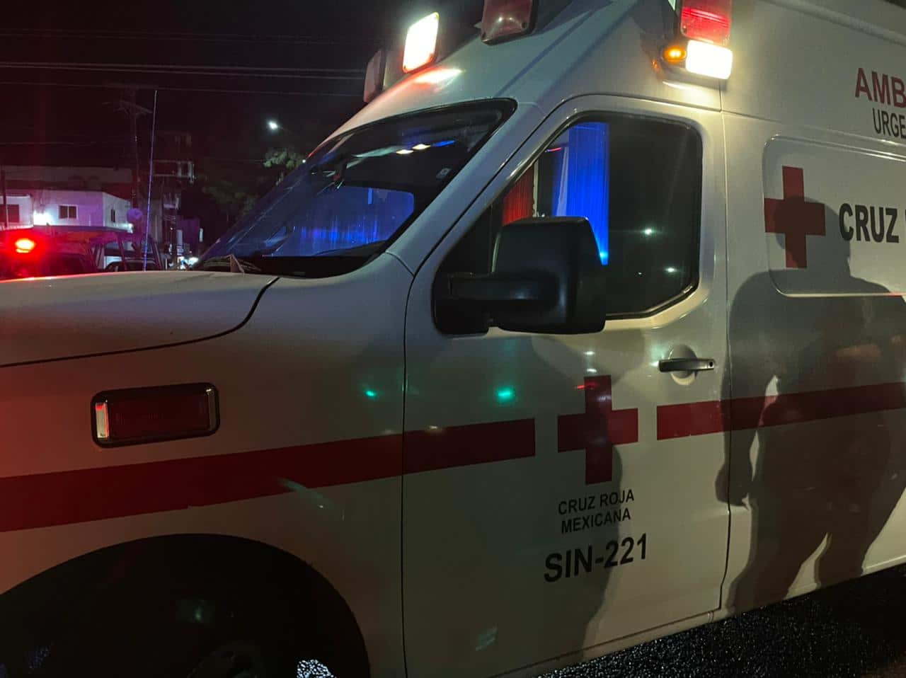 De noche una ambulancia de Cruz Roja presta servicio