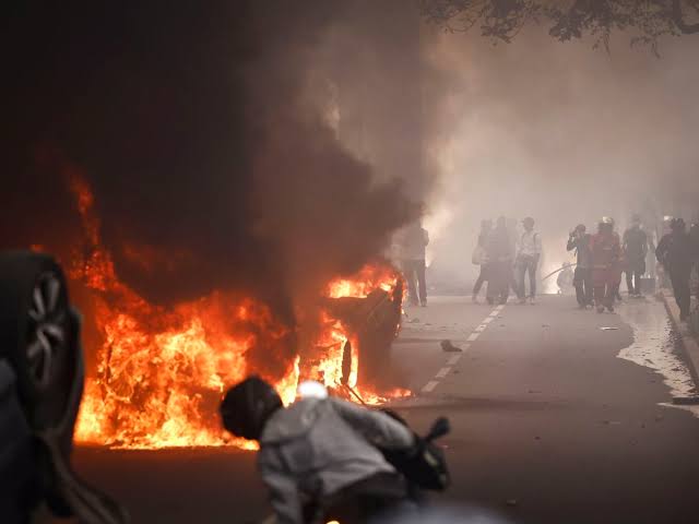 Anuncian toque de queda tras fuertes disturbios en París por la muerte de un adolescente