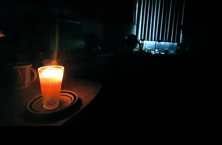 CFE les corta el suministro de luz a partir de las 10:00 de la noche y lo restablecen hasta las 10:00 de la mañana
