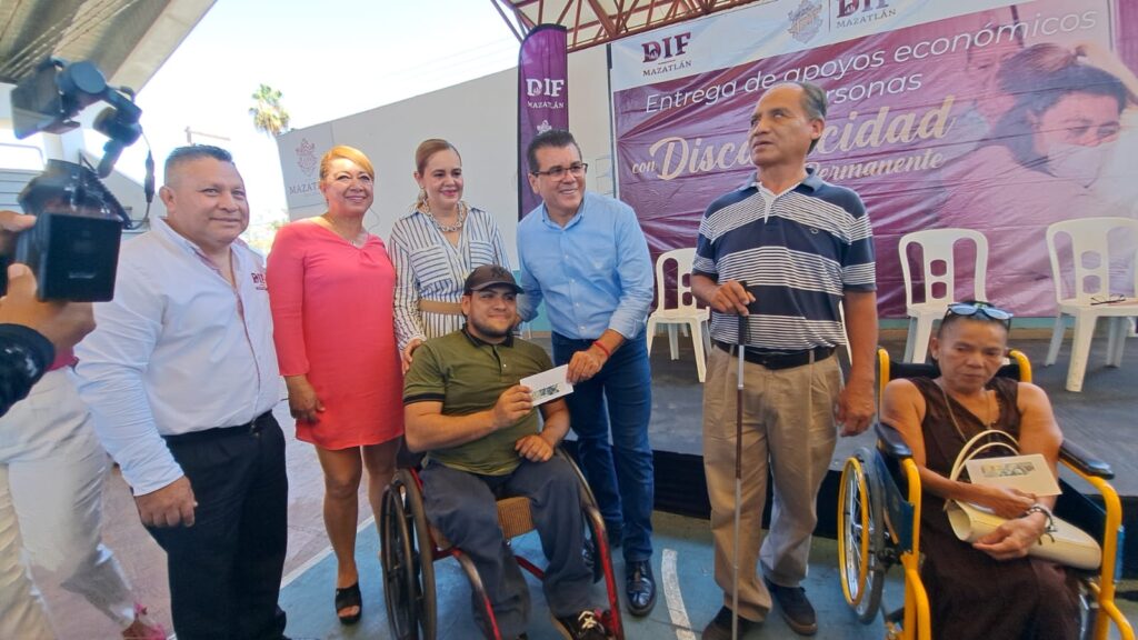 Personas con discapacidad recibiendo la ayuda económica en la cancha Germán Evers
