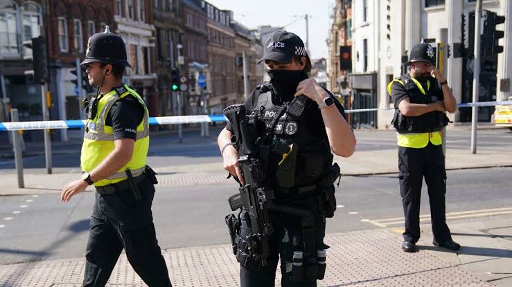 Apuñala sujeto a varias personas en Inglaterra; hay tres muertos y tres lesionados
