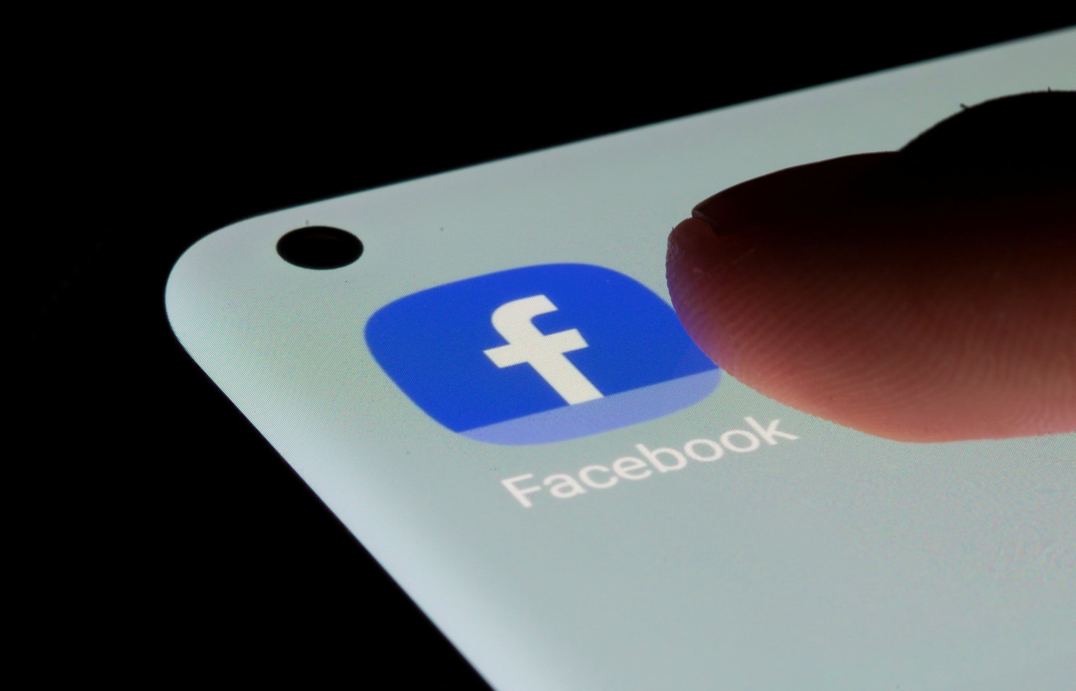 Sujeto pide a mujer contactar a través de Facebook después de asaltarla