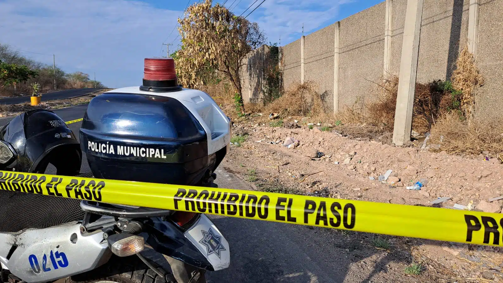 Moto de Policía Municipal de Culiacán junto a área delimitada con cinta amarilla