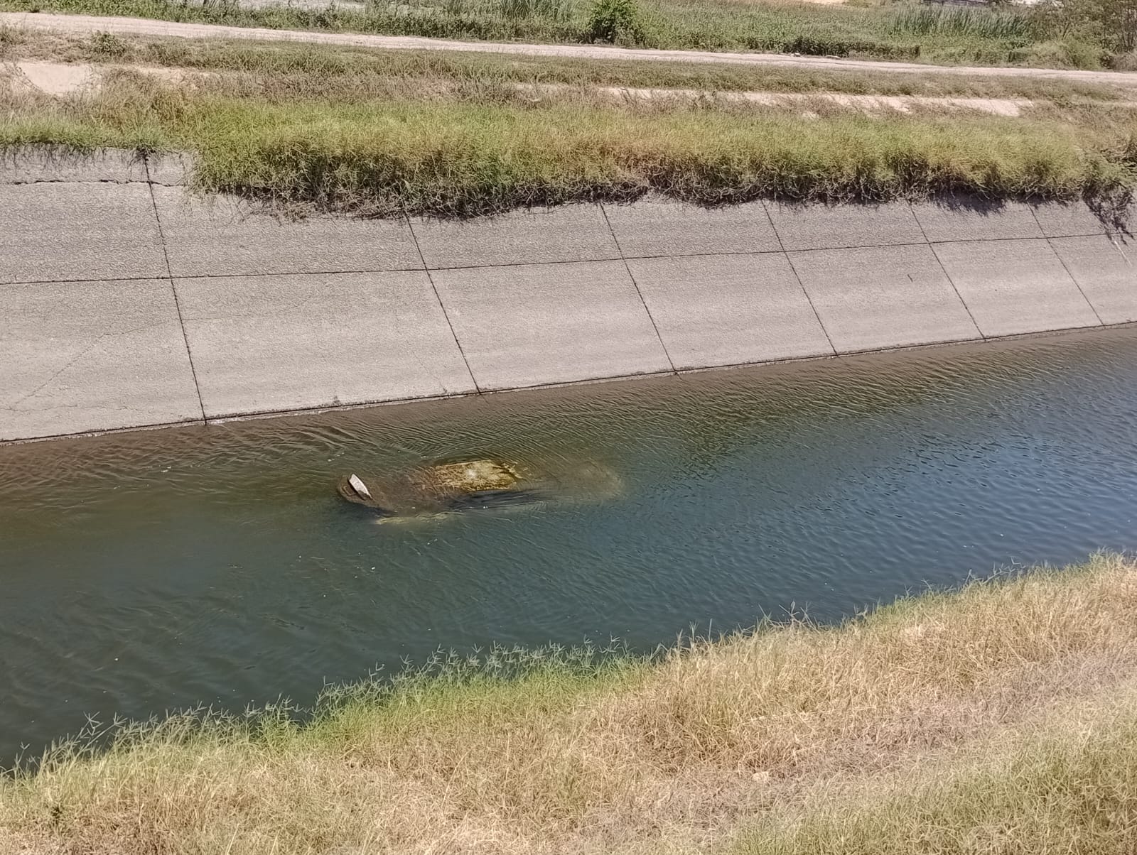 Auto encontrado en canal (1)