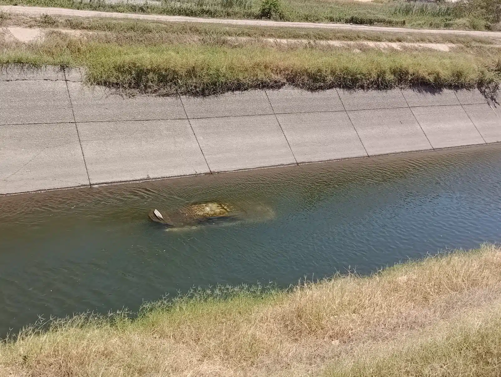 Auto encontrado en canal (1)