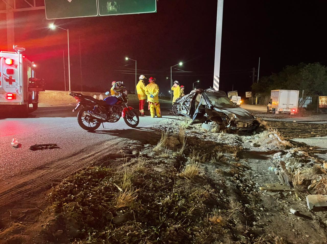 Automóvil Hiunday negro destrozado tras aparatosa volcadura sobre La Costerita en Culiacán