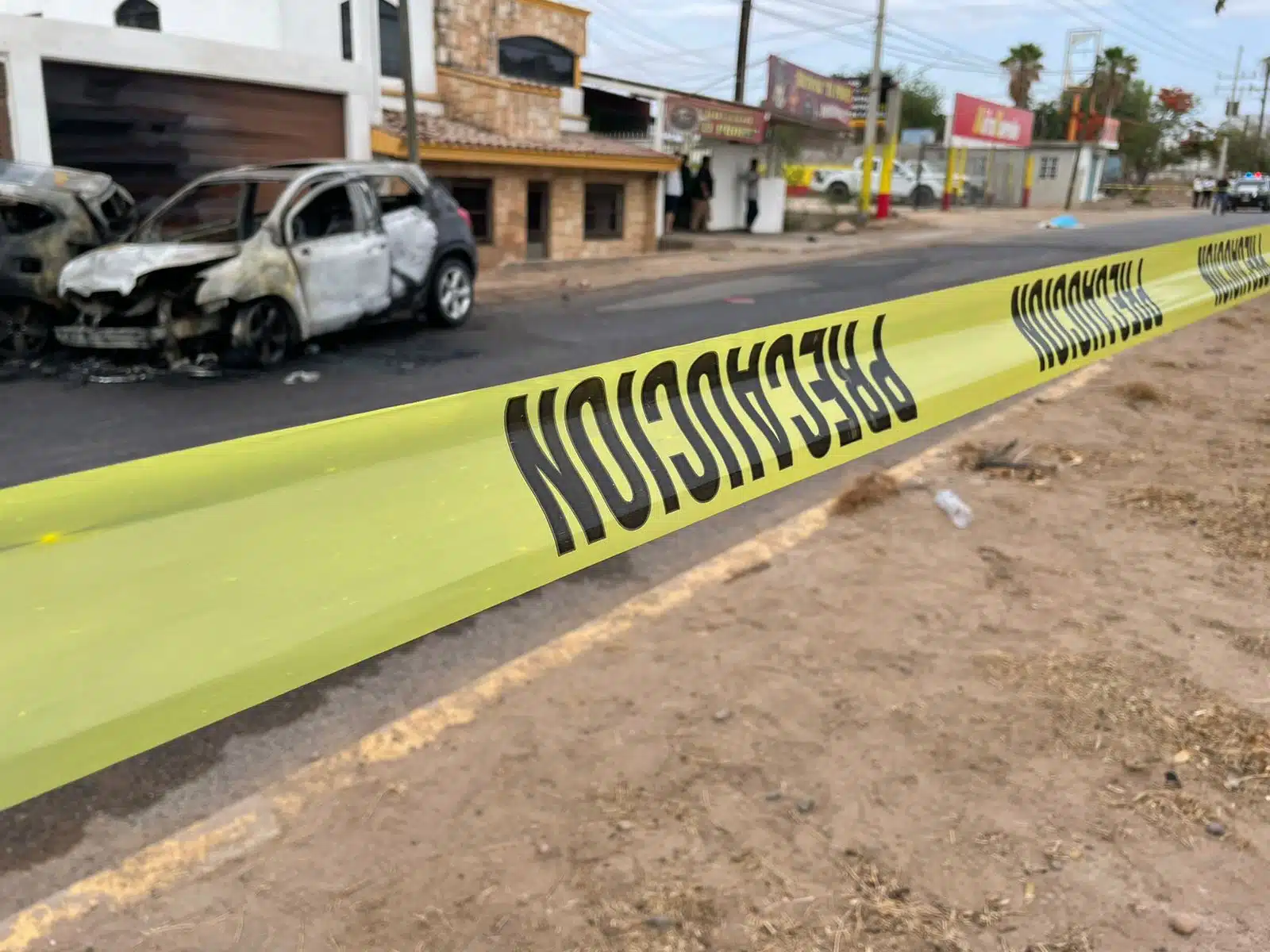 Línea amarilla policial para delimitar accidentes donde se calcinaron dos vehículos luego de un choque sobre la carretera Culiacancito en Culiacán