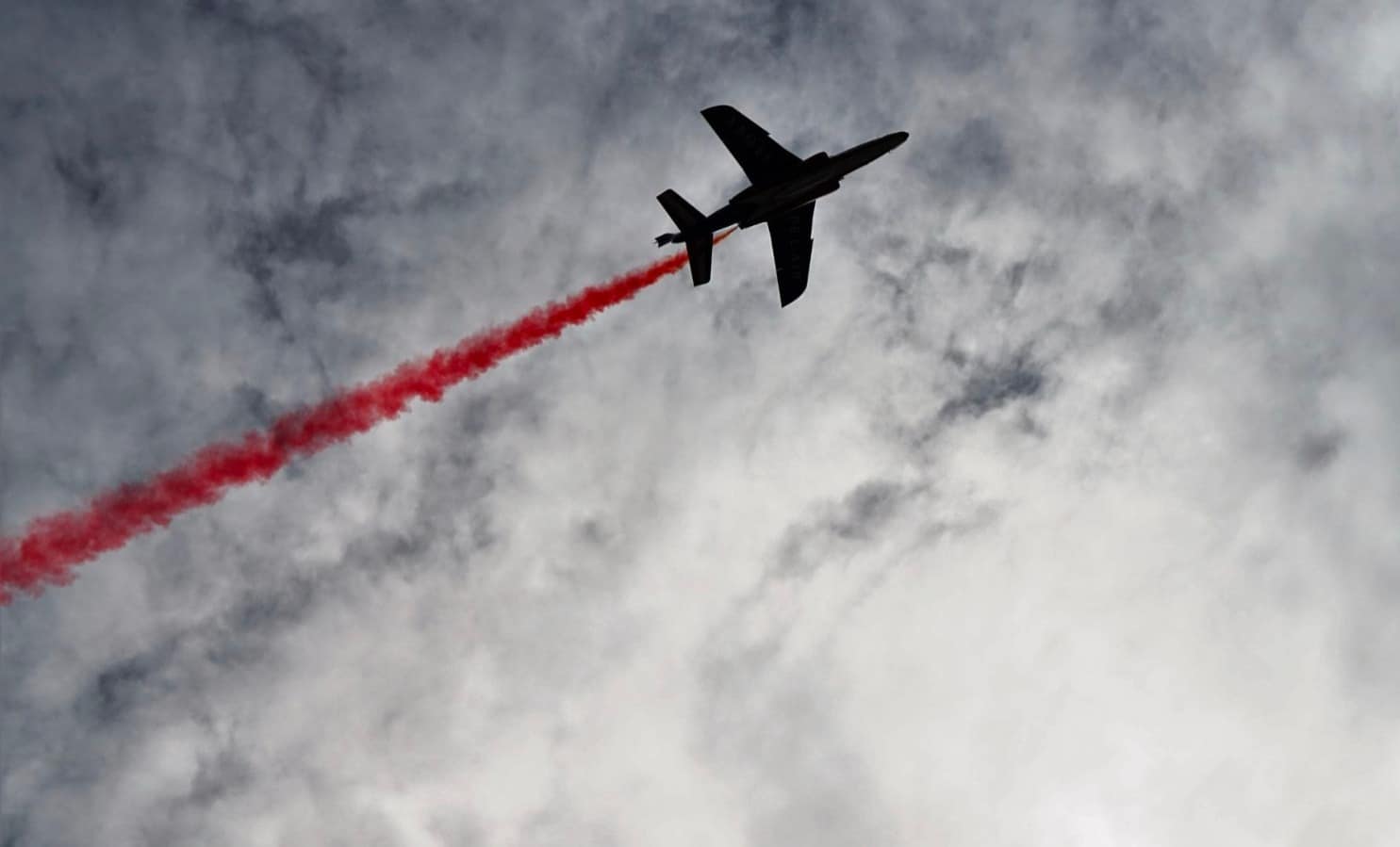 Avión bombardeo de nubes