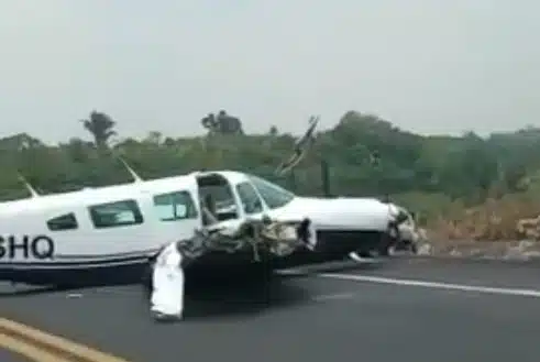 Avioneta en autopista de Tuxtla