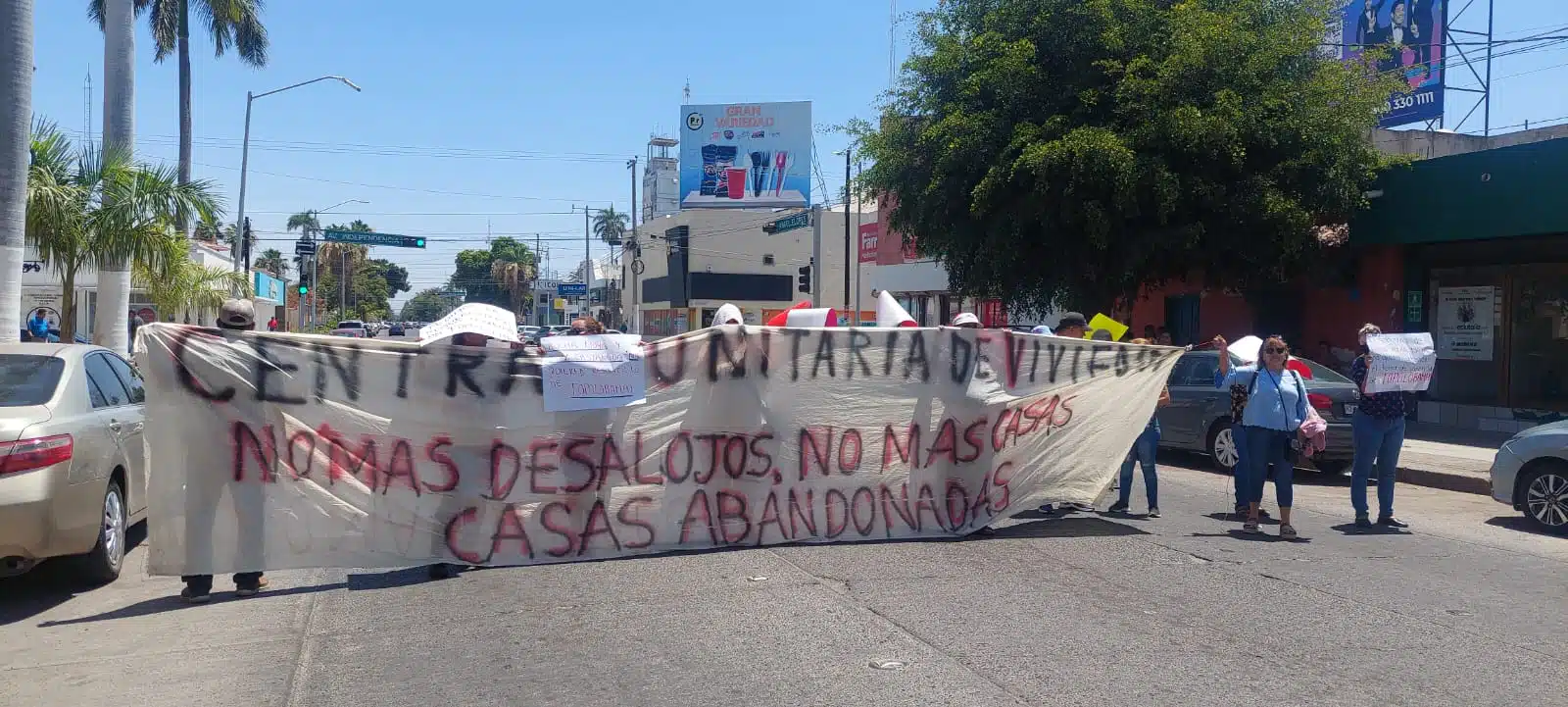Bloquean calle frente a Cvive y exigen alto a desalojos de viviendas precaristas en Los Mochis