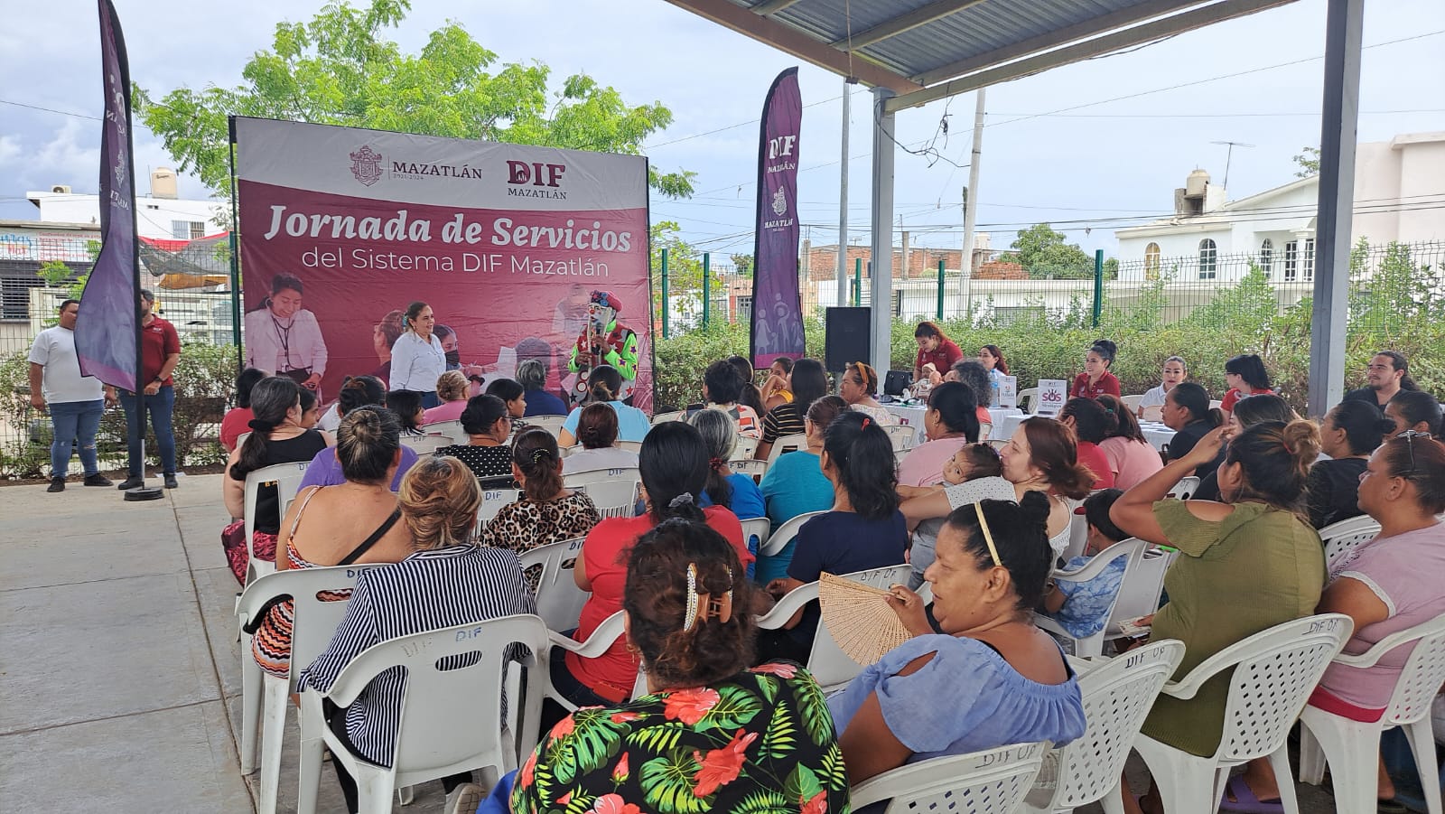 Bajo la techumbre colonos de Valles del Ejido participan en la jornada de servicios del DIF Mazatlán celebrada este viernes