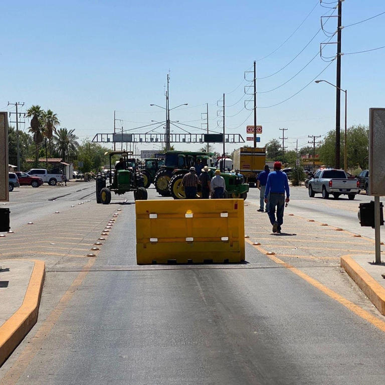 Bloquean caseta del Puente Río Colorado entre Sonora y Baja California; demandan mejor precio de comercialización del trigo