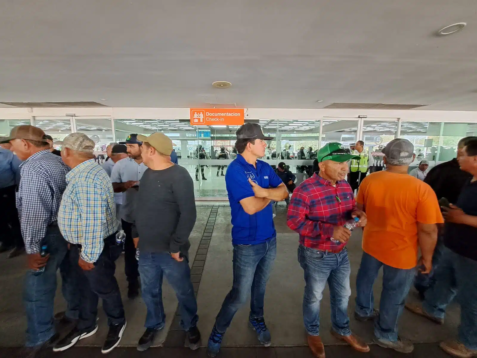 Bloqueo de los productores de maíz del centro y norte de Sinaloa en los accesos del Aeropuerto Internacional de Culiacán