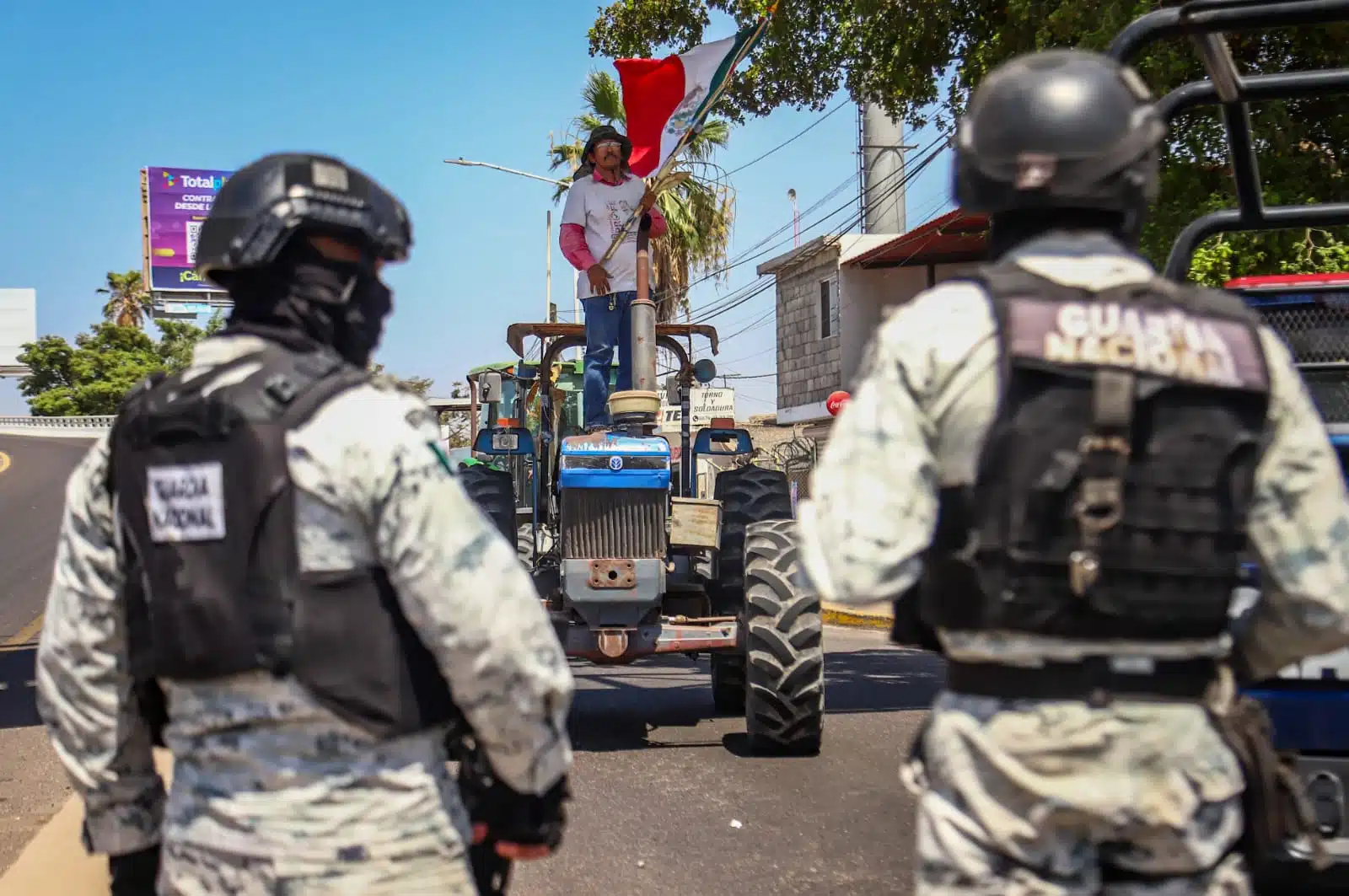 Liberan vialidades que estaban bloqueadas por manifestación de productores