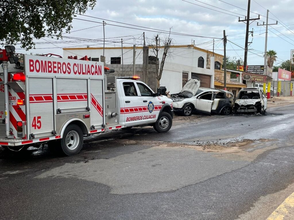 Bomberos Culiacán arriban al incendio de dos vehículos tras un choque sobre la carretera Culiacancito en Culiacán