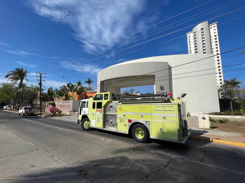 Bomberos Voluntarios Mazatlán supervisaron la situación del elevador para que no volviera a ocurrir otro accidente similar