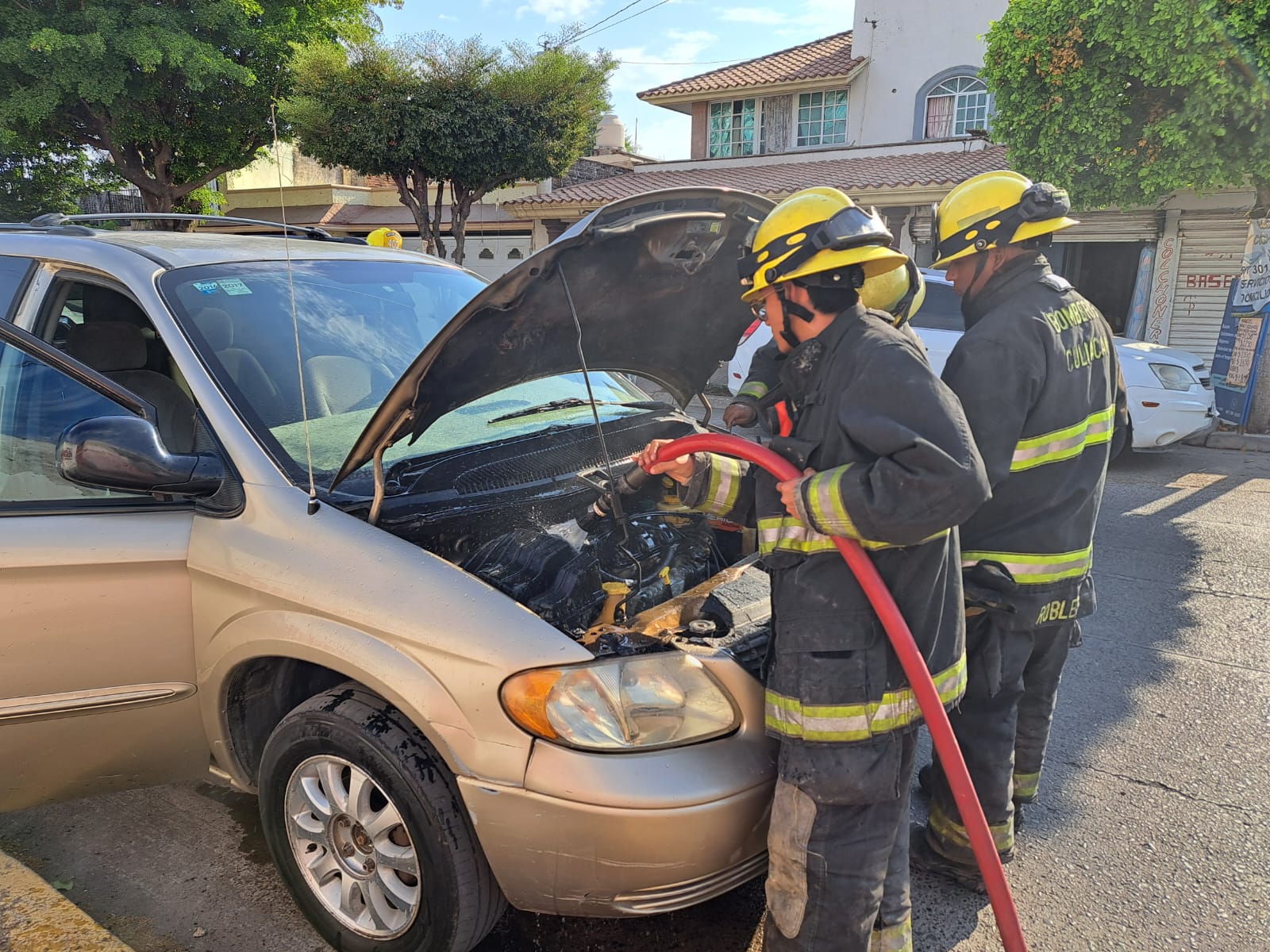 Bomberos Culiacán evitaron que la camioneta se incendiara