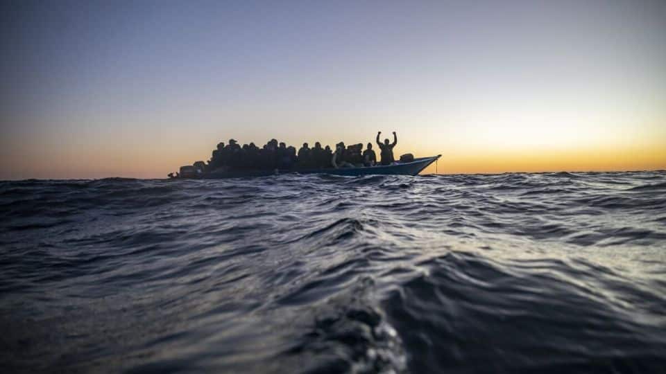 Buscan embarcación clandestina con 50 migrantes en aguas de Europa