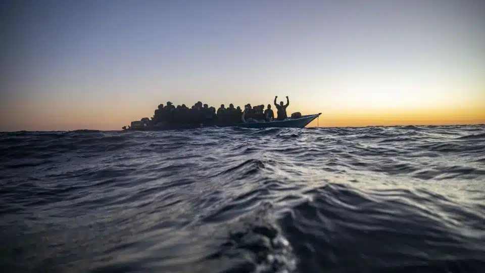 Buscan embarcación clandestina con 50 migrantes en aguas de Europa