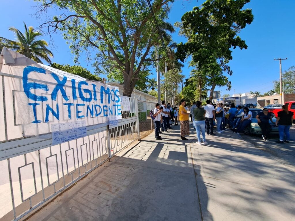 Padres y alumnos del Camp 3 de Guasave toman plantel educativo