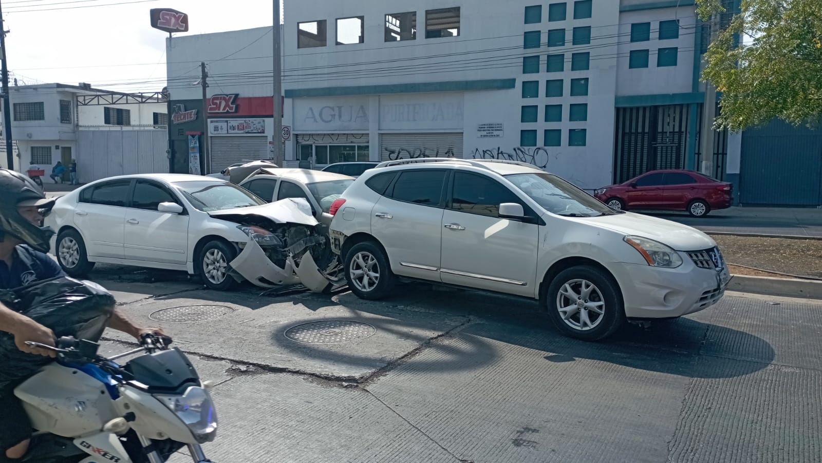 SE REGISTRA CARAMBOLA POR LA AVENIDA GABRIEL LEYVA, EN MAZATLÁN.