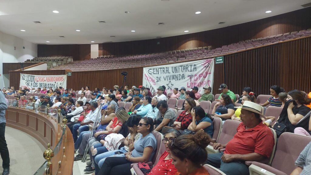 manifestantes en congreso del estado, serán beneficiadas con acciones del gobierno para impulsar la vivienda.