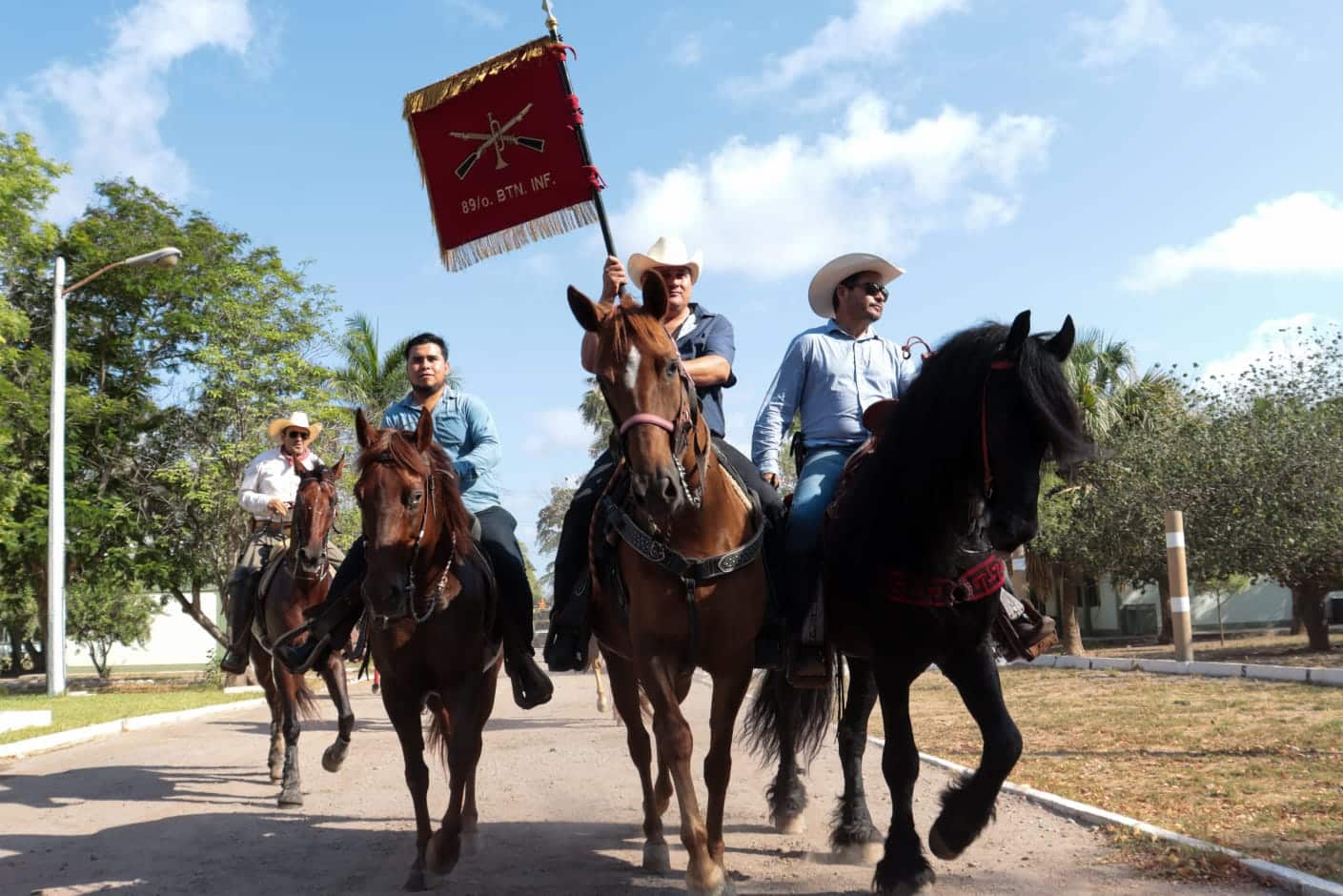 Caballos bailadores participan en cabalgata en el 89 Batallón de Infantería