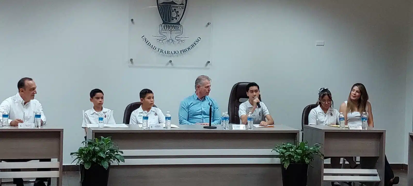 El secretario del Ayuntamiento, Genaro García Castro, presidió esta especial sesión de cabildo .