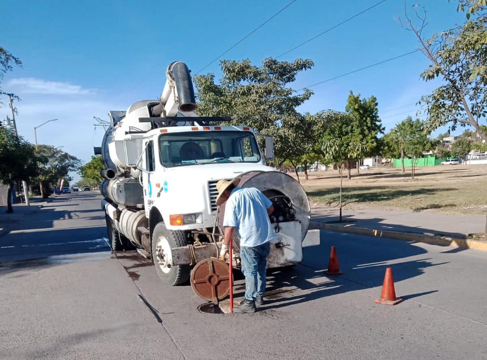 Trabajador opera un camión de la Japac en colonia de Culiacán