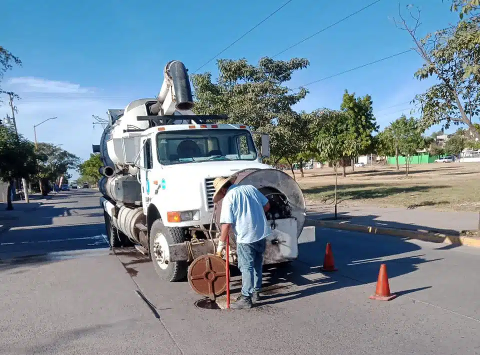 Trabajador opera un camión de la Japac en colonia de Culiacán