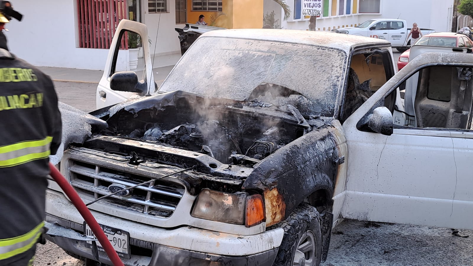 Camioneta Ford Ranger blanca se incendia en Culiacán