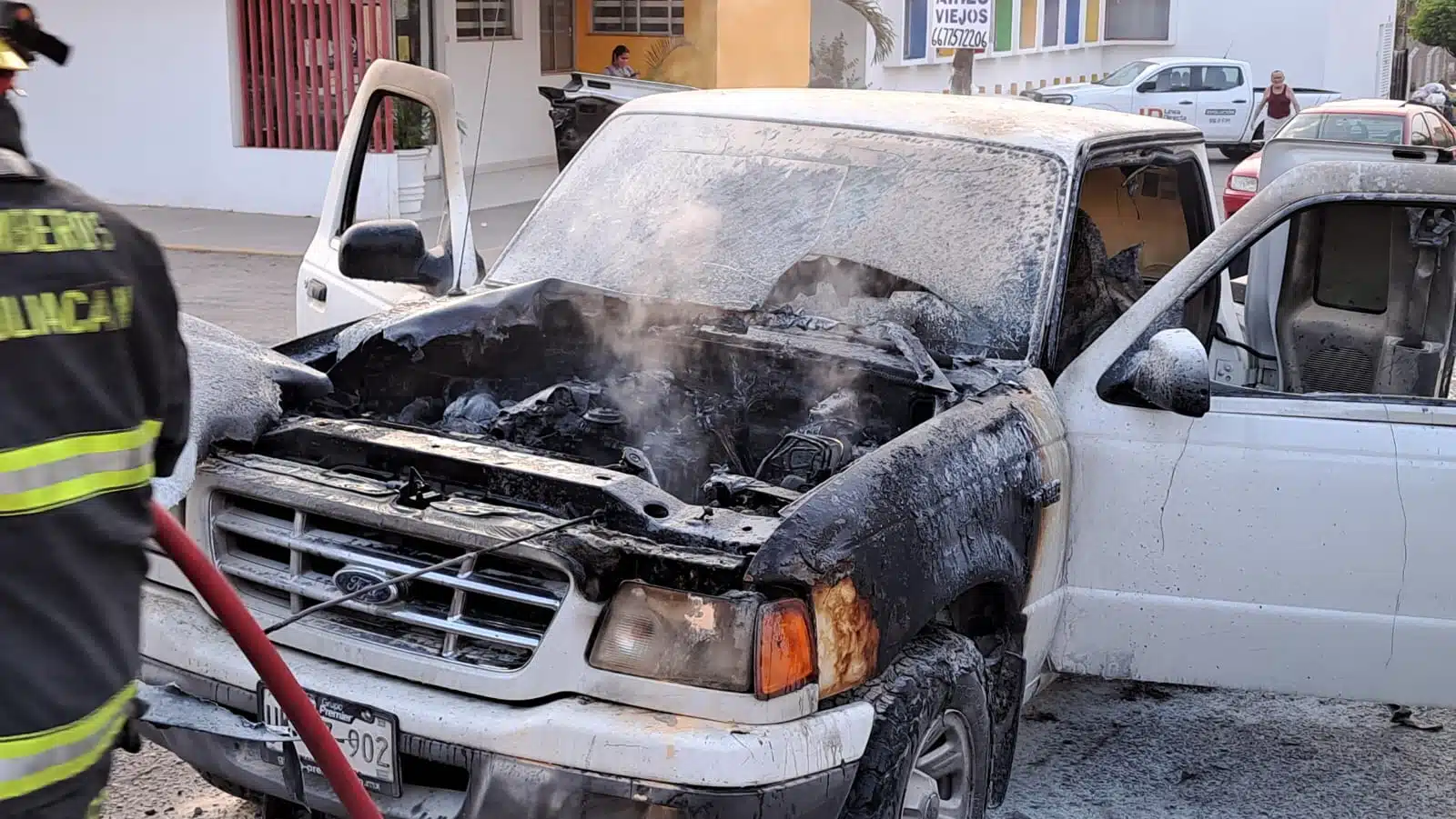 Camioneta Ford Ranger blanca se incendia en Culiacán