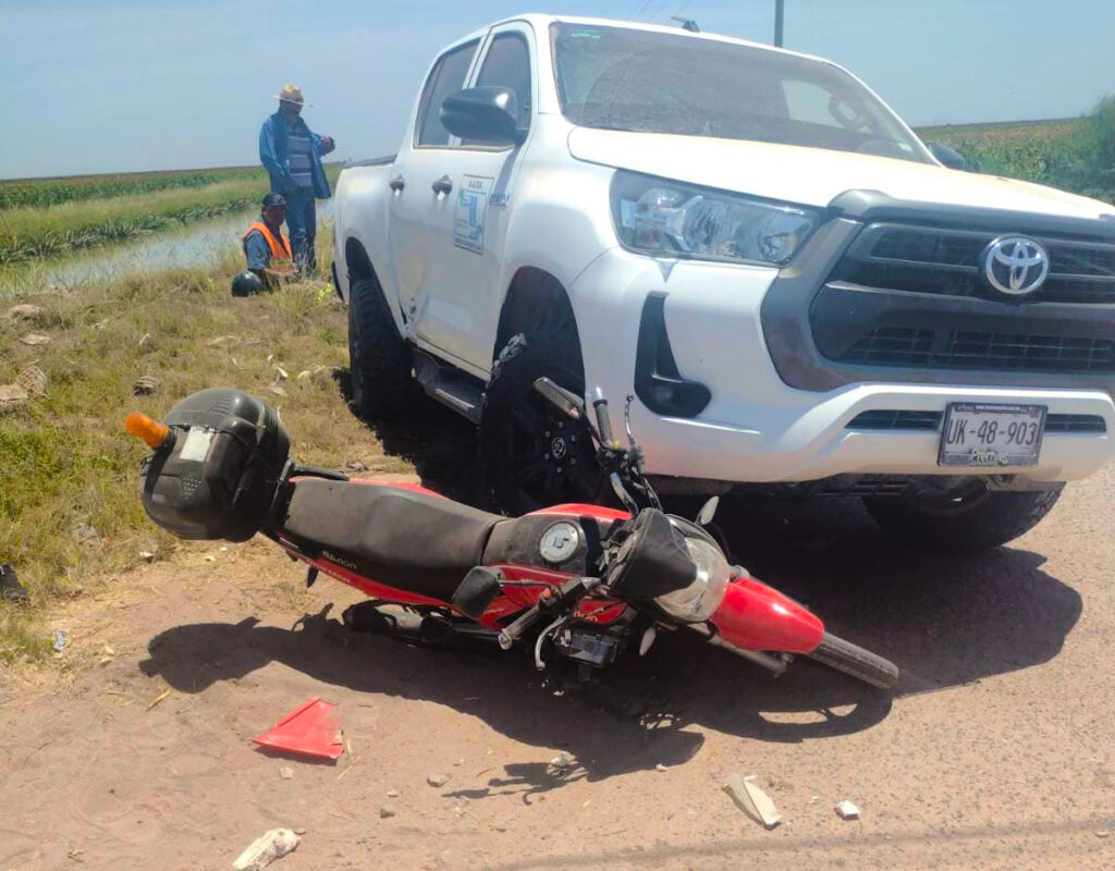 Camioneta Hilux Toyota arrolla motocicleta en Adolfo Ruiz Cortines Guasave