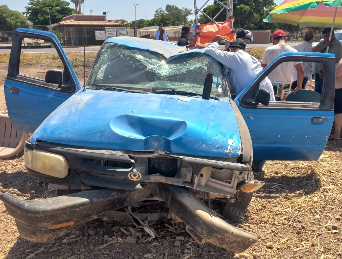 La camioneta quedó con el frente destrozado tras el accidente.