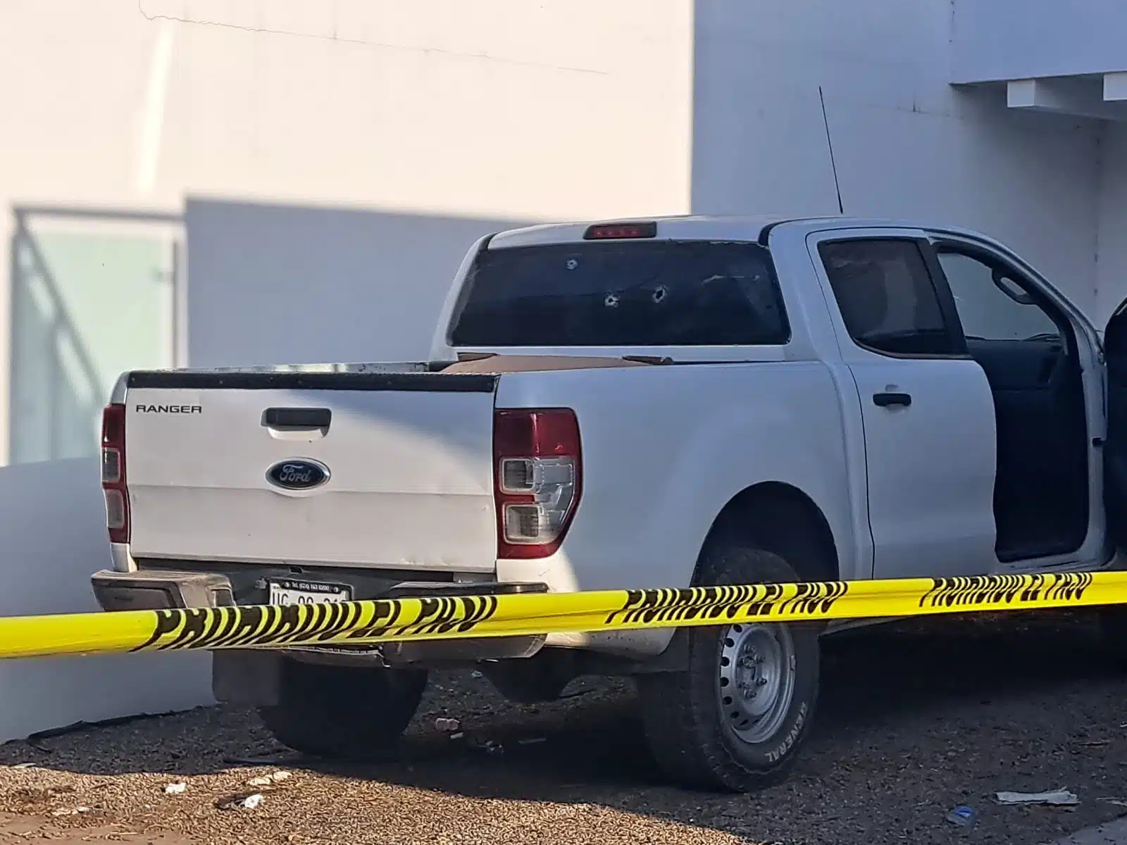 Camioneta baleada en fraccionamiento Valle Alto de Culiacán