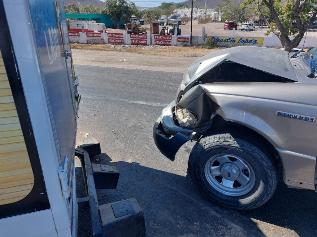 Camioneta choca contra repartidoa de botanas en Mazatlán