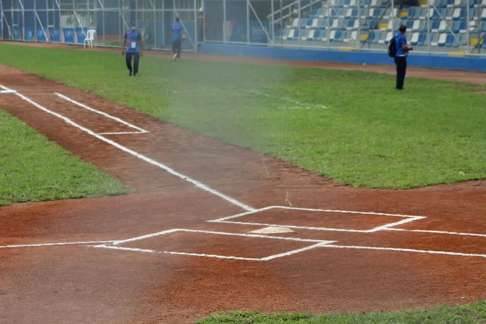 Lluvia en el campo de béisbol en El Salvador