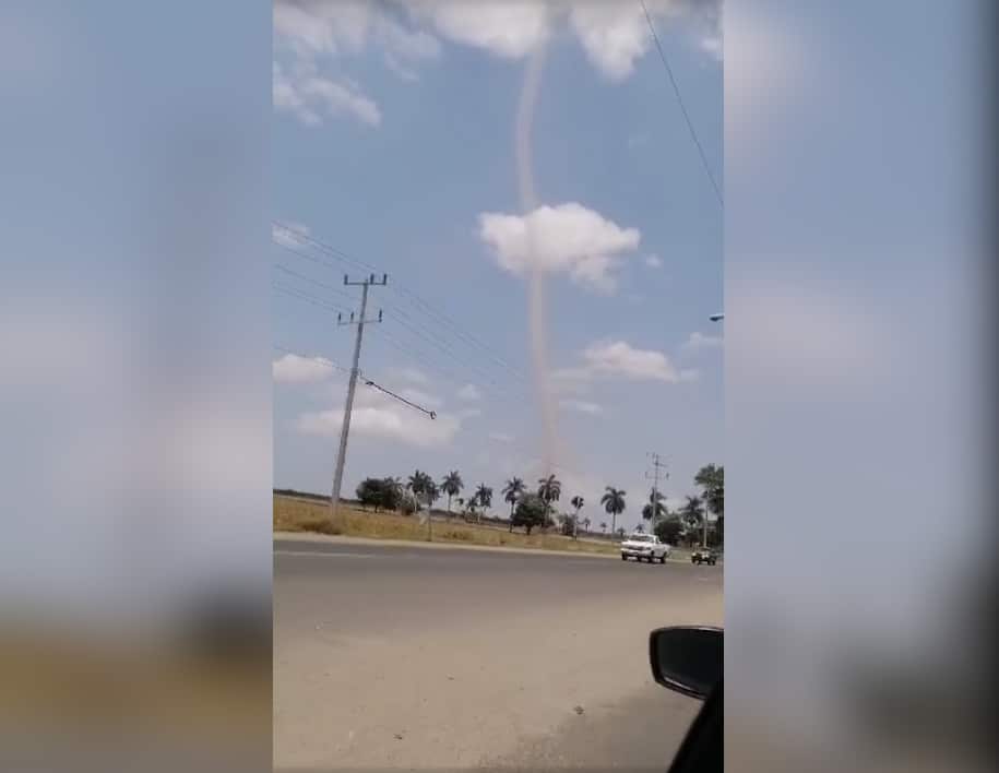 Captan en video un minitornado o remolino de polvo en colonia de Navolato