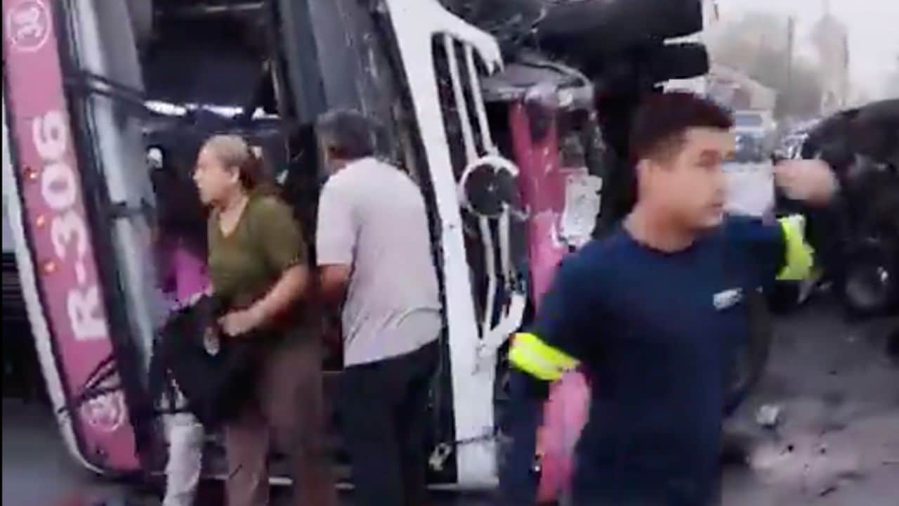 Capturan instantes previos de volcadura de autobús en NL; hay 40 lesionados