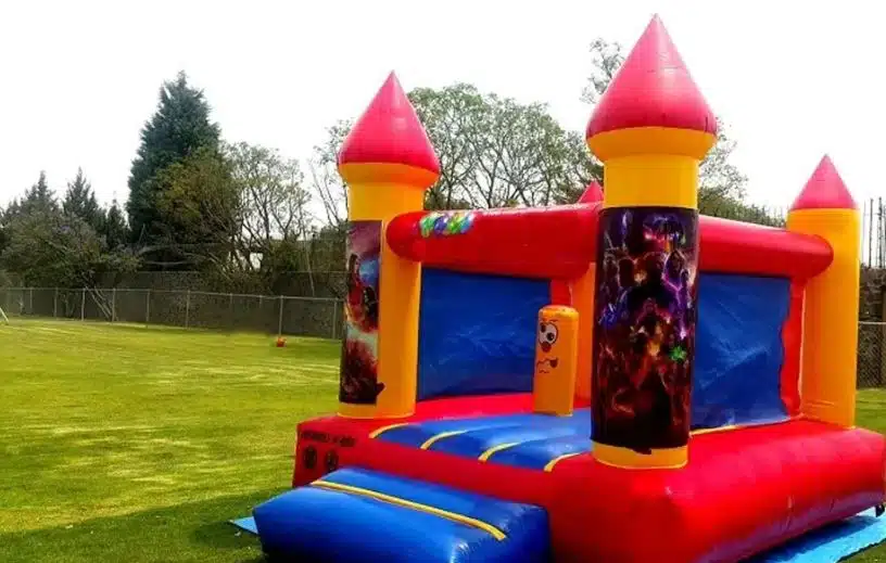 El castillo inflable fue arrastrado debido a los fuertes vientos