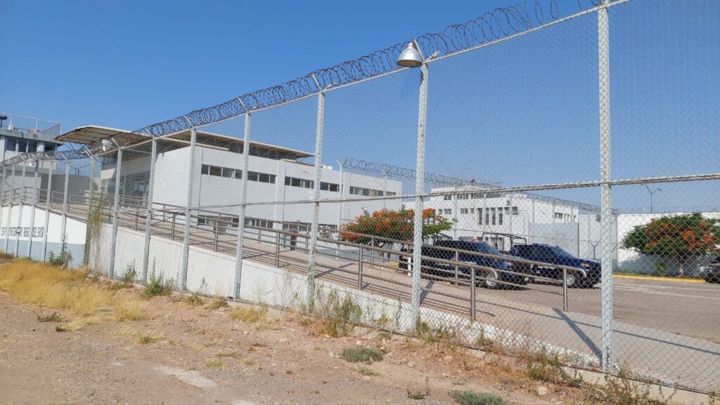 Patrullas Municipales en el estacionamiento del Centro Penitenciario Región del Evora