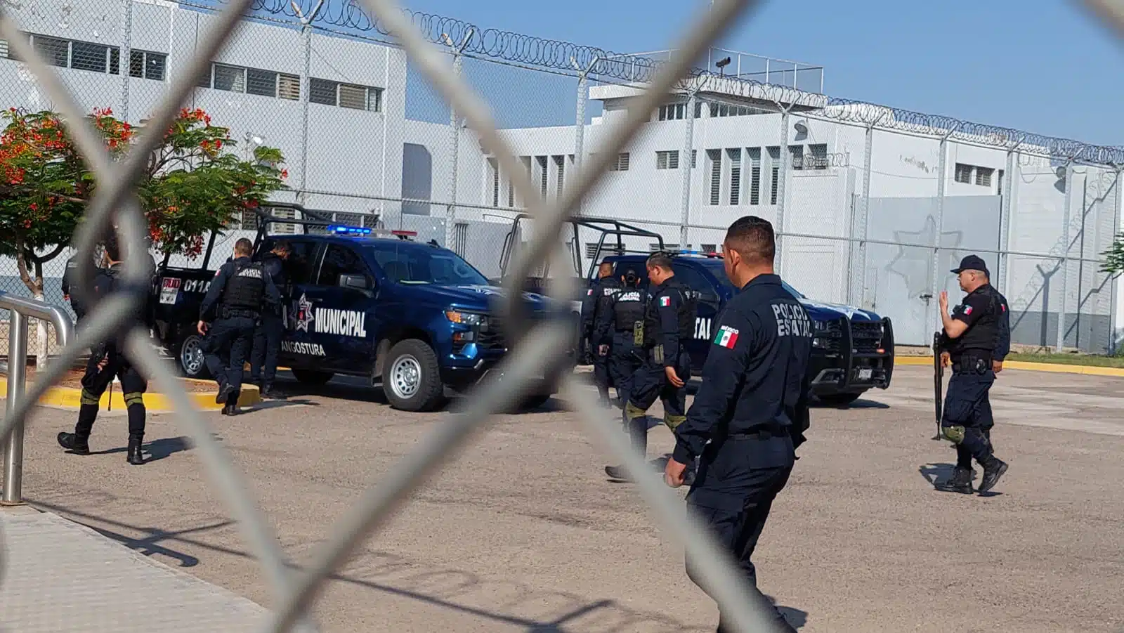 Policías Municipales y patrullas en el estacionamiento del Centro Penitenciario Región del Evora