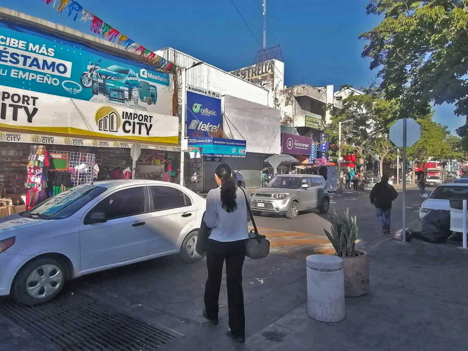 Mujer peatón cruza calle en el sector Centro de la ciudad de Culiacán